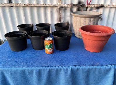 8 plastic flower pots