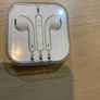 apple earphone Image 2