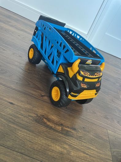 Hot Wheels Monster Trucks 1:64 Monster Mover Transporter with 3 Die-Cast Cars