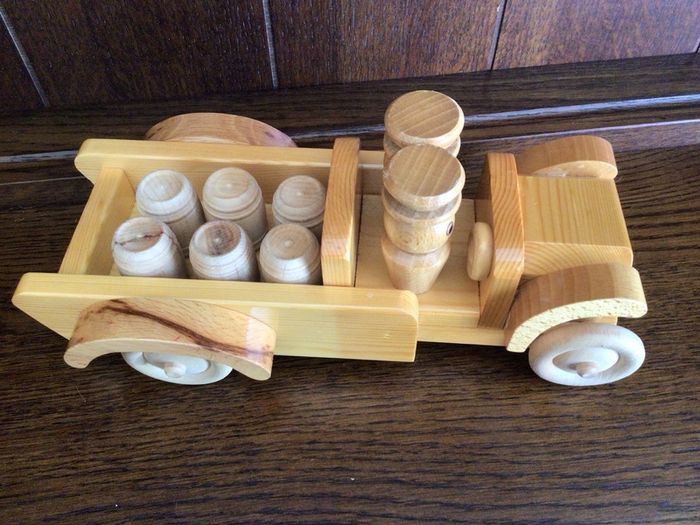 Vintage Wooden Toy Truck With 2 Figures And Kegs