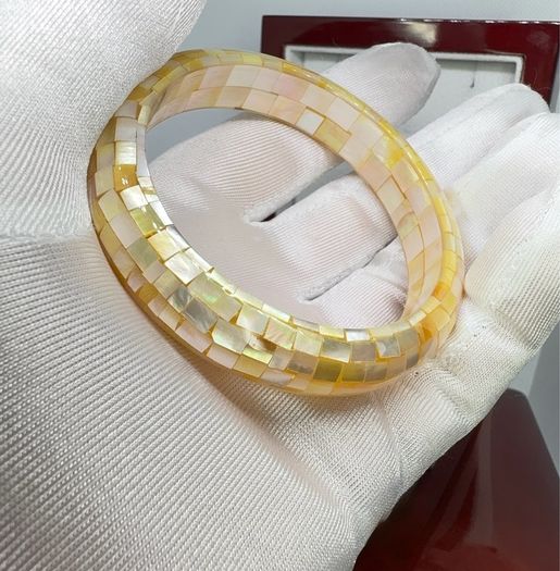 Perl bracelet Golden Glow: South Sea Colour Mother of Pearl Bangle
