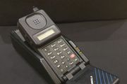 Motorola Vintage Micro Tac Classic Flip Phone &amp; Intellicharge XT Dual Charging Dock