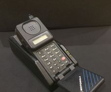 Motorola Vintage Micro Tac Classic Flip Phone & Intellicharge XT Dual Charging Dock