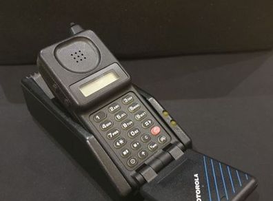 Motorola Vintage Micro Tac Classic Flip Phone & Intellicharge XT Dual Charging Dock