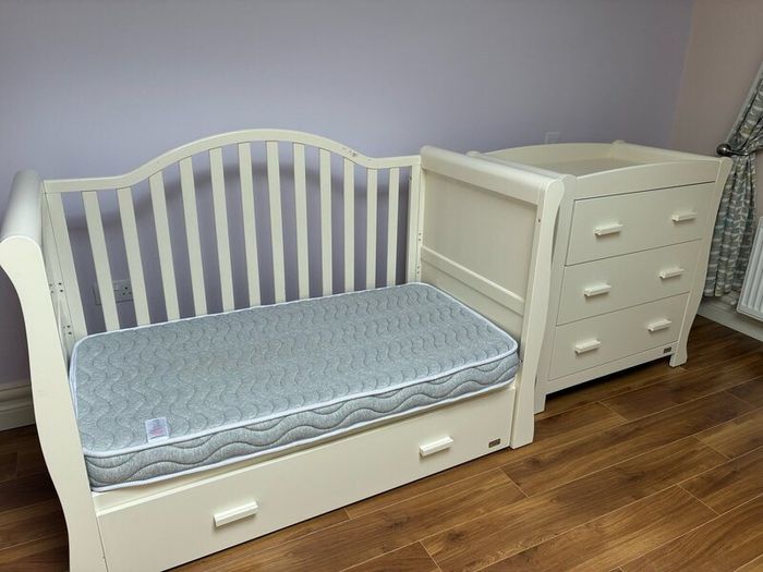 Oslo Cotbed with matching chest of drawers
