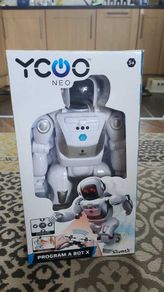 Toy / walking gliding, dancing robot /