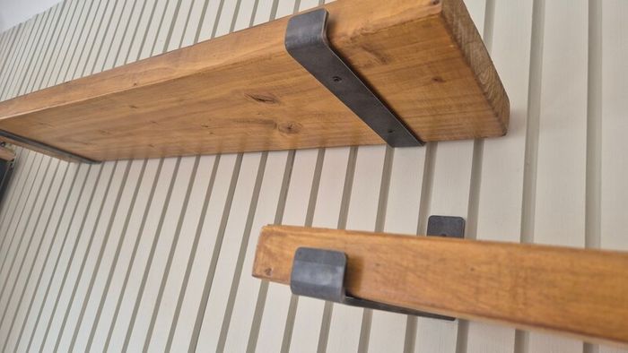 Solid wood shelves, incl. heavy duty metal brackets