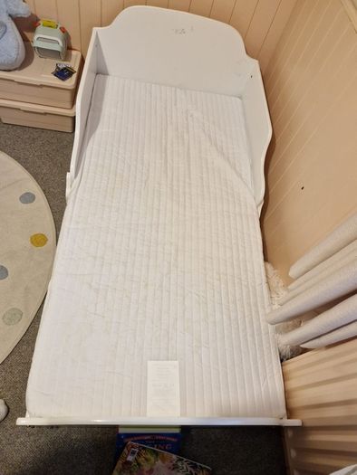 toddler bed, mattress, mattress protector and sheets