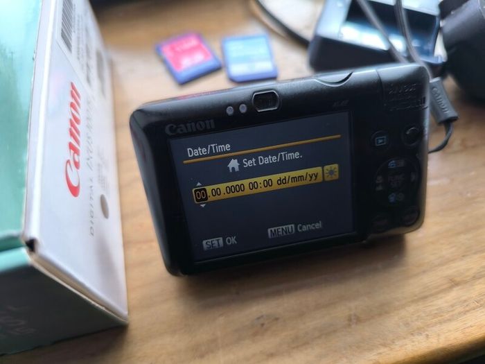 Canon IXUS 100 IS Digital Camera