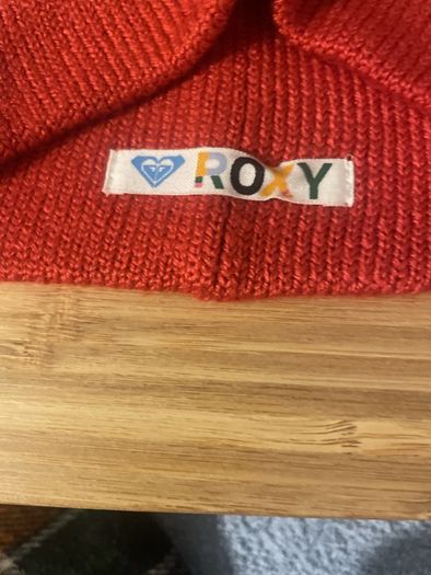 Red beanie hat ROXY
