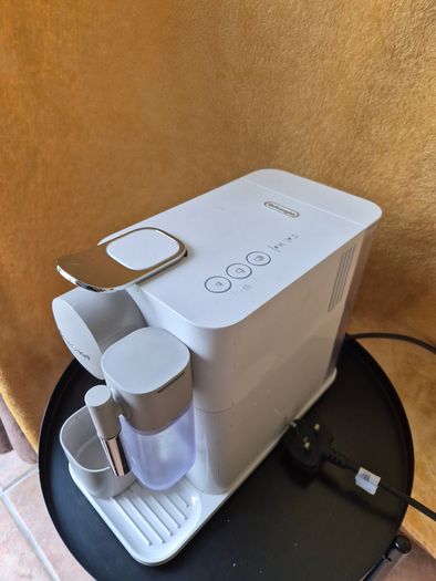 Coffee machine: DeLonghi Nespresso Lattissima One