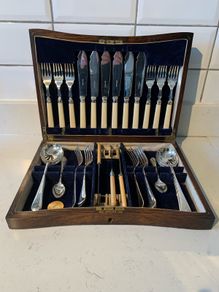 Vintage EPNS cutlery set in original oak canteen.