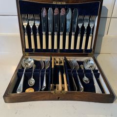 Vintage EPNS cutlery set in original oak canteen.