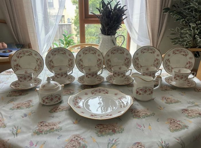 21 piece Queen's fine bone china tea set