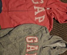 2 gap sweatshirts 4/5 years