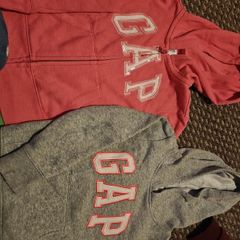 2 gap sweatshirts 4/5 years