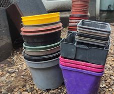 Garden pots of various sizes