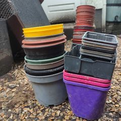 Garden pots of various sizes