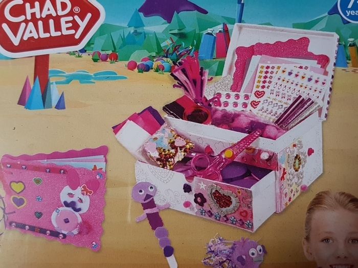 BNIB 1000 Piece Sparkle Box
