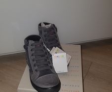 Girls sneakers