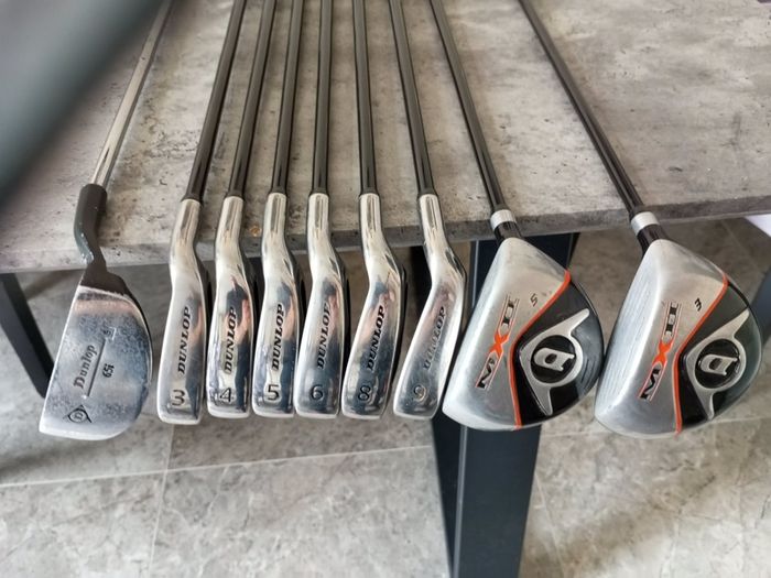 Dunlop golf clubs and bag with stand. Right handed clubs.