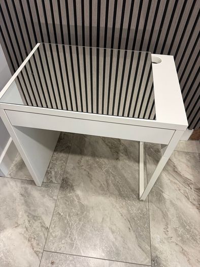white small desk with mirror + lights included