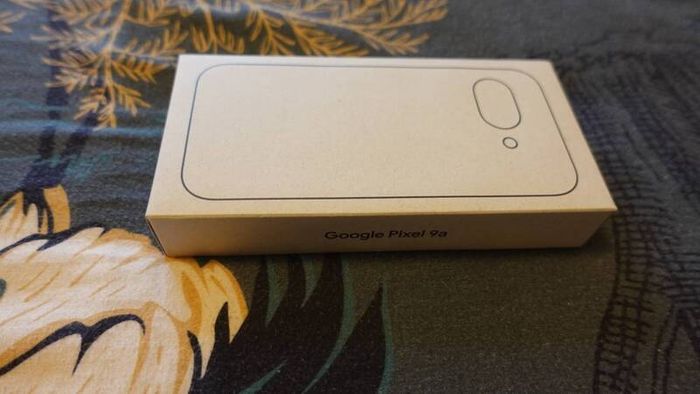 Google pixel 9a - like new - comes with box & 2 screen protectors