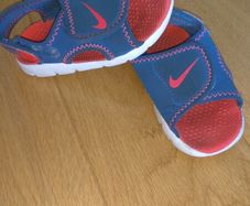 Kid baby todler Nike sandals size 2/3 total lenght about 15 cm