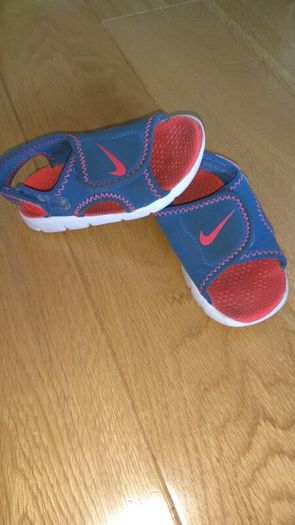 Kid baby todler Nike sandals size 2/3 total lenght about 15 cm