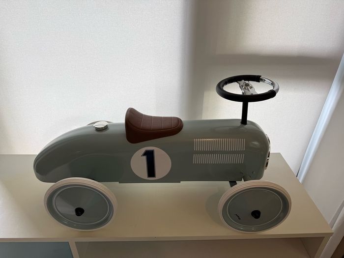 Magni Classic Racer Ride-On Car