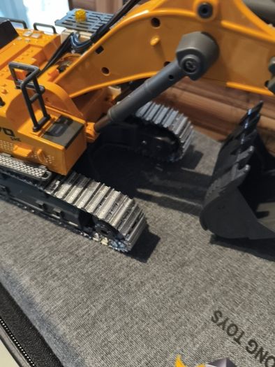 Remote control EXCAVATOR 1:50 scale