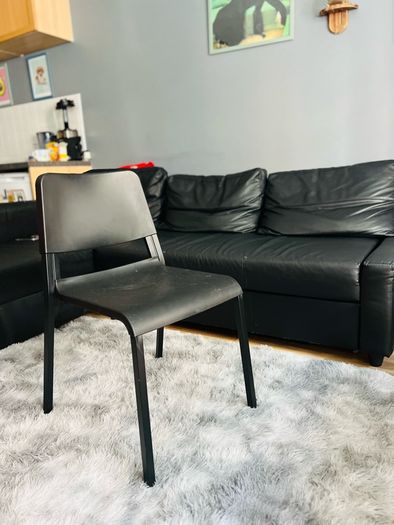 chair black