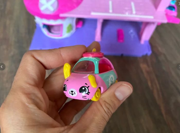 Cutie cars and 2 buildings QT