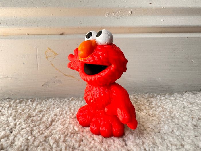Sesame Street Workshop Waving Elmo Monster Red approx. 6.5 cm. Figure Hasbro Damaged Used Please see photos