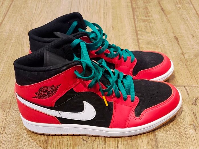 Nike Air Jordan 1  Mid:    SIZE US 10.5 / UK 9.5
