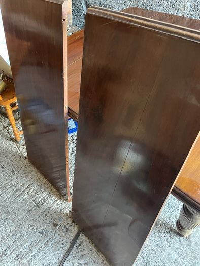 Vintage maghoney  table .  With extending  winder