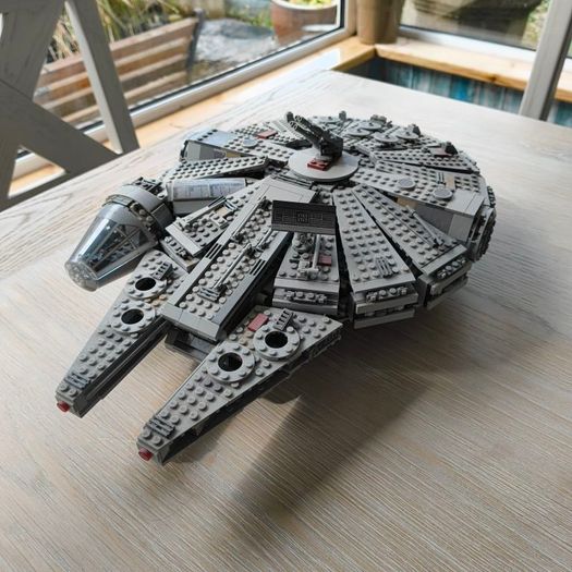 Star Wars Millennium Falcon 75105