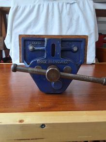 Record carpentry vice