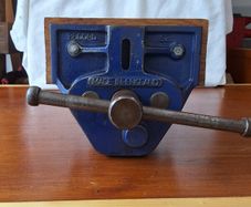 Record carpentry vice