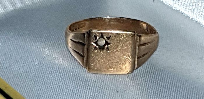 Vintage Solid Gold Signet Ring Starburst Design (2.75g)