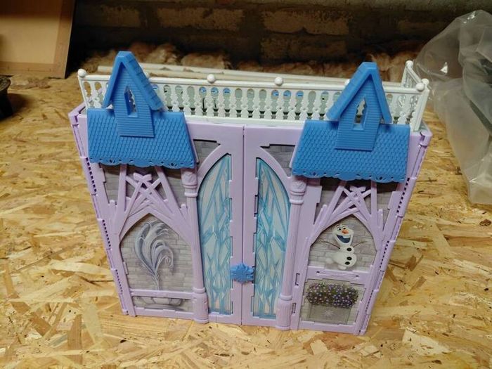 Frozen 2 Fold and Go castle