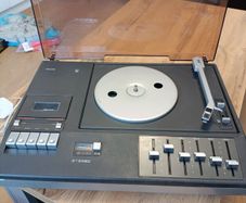 Philips 22GR814 record player  cassette recorder combination unit with a built in amplifier