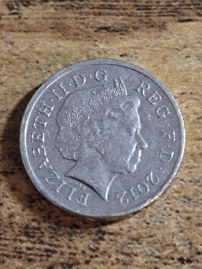 Great Britain UK 2012 One Pound Elizabeth II Coin, Royal Shield - free standard postage