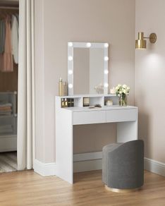 Dressing table with bulbs