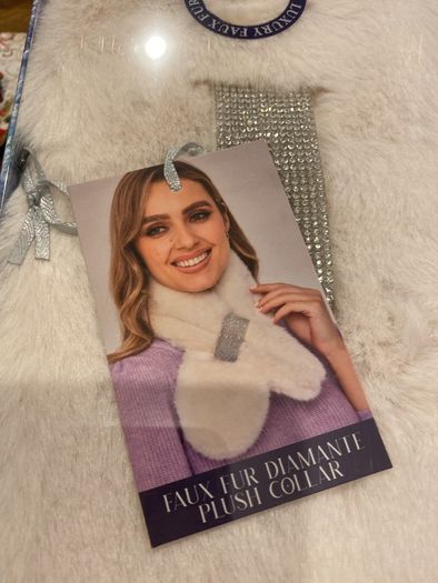 Plush scarf collar with detail