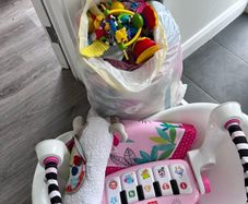 Girl clothes good condition  no stains from 3 -12months free to go.