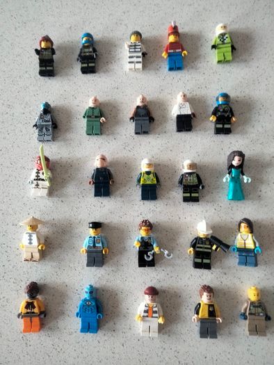 Collection of 25 assorted Lego minifigures