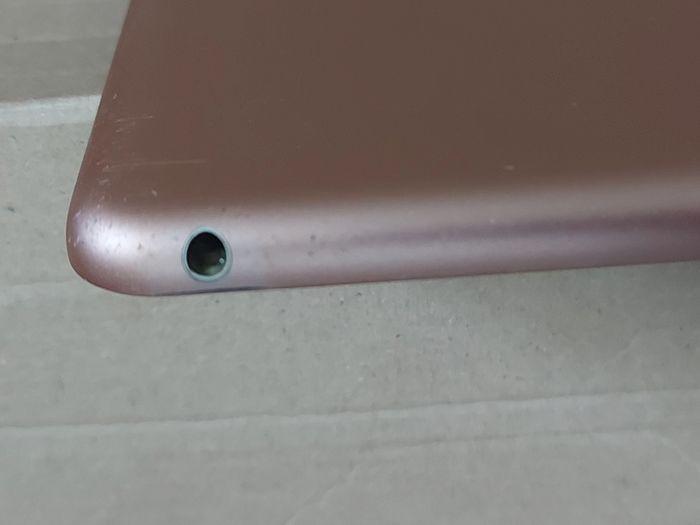 Apple iPad 8th generation a2270, not powering on, excellent cosmetic condition