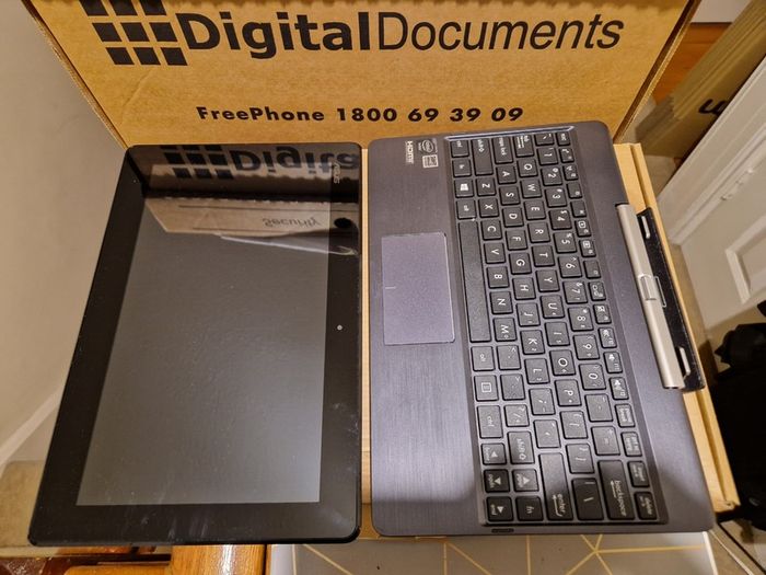 ASUS LaptopTablet CN9935, Windows 8, 2GB Ram 64GB HDD, Intel Atom CPU Z3740 1.33GHz in excellent condition