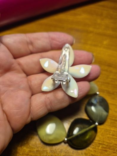 Modern Green Bracelet with a White Flowery Clip